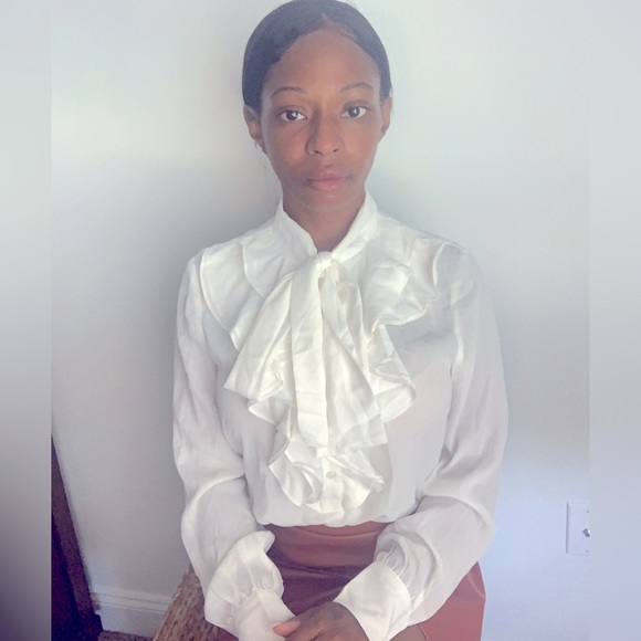 Gorgeous Ruffled Blouse 👚 - Picture 6 of 7